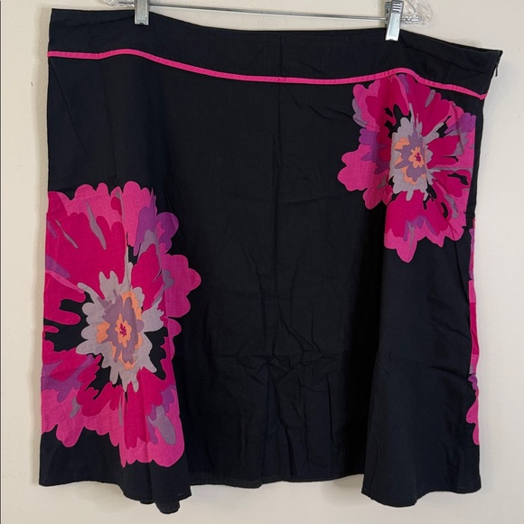 Lane Bryant Dresses & Skirts - Lane Bryant floral cotton mini skirt in black with pink flowers zips lines SZ 26